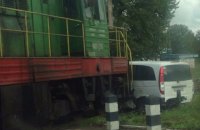 На переезде в Луцке тепловоз врезался в микроавтобус