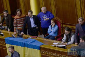 Трибуна Рада заблокирована оппозицией