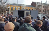 "Нацдружини" влаштували бійку біля передвиборчого мітингу Порошенка в Полтаві, є затримані