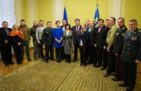 Порошенко наградил орденами и медалями 19 волонтеров