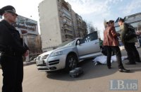 В Киеве на глазах у полиции неизвестные напали на журналиста и разбили камеру