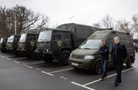 Порошенко передав на східний фронт вантажівки, генератори, зимове спорядження для бійців