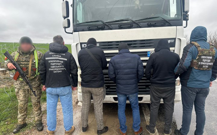 Фура із "сюрпризом": затримали далекобійника, який перевозив нелегалів через кордон