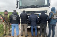 Фура із "сюрпризом": затримали далекобійника, який перевозив нелегалів через кордон