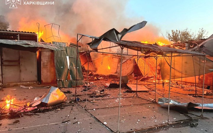 Росія вдарила по Ізюму на Харківщині: горіли житлові будинки та ринок