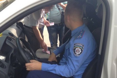 В Чернигове старший следователь и инспектор полиции попались на взятке