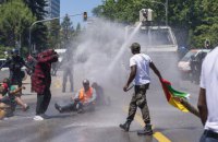 Швейцарская полиция применила газ и водометы на акции против президента Камеруна в Женеве
