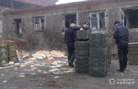 Полиция нашла огромный тайник с оружием в заброшенном здании в Мариуполе
