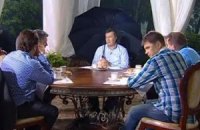 Янукович тыкает охране, сам сидит под зонтом, журналисты - мокнут