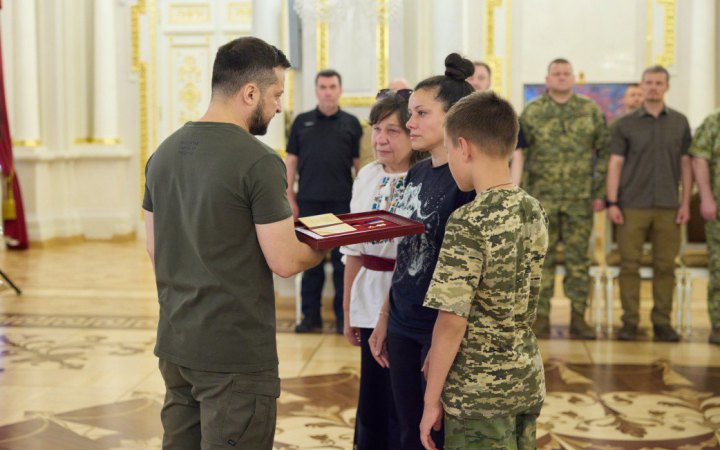 Президент вручив ордени “Золота Зірка” рідним загиблих українських захисників, удостоєних звання Героя України