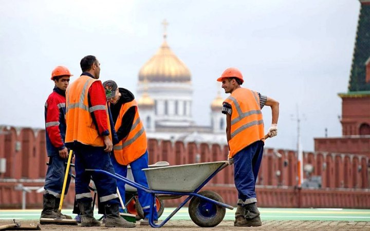 Розвідка: Росія масово завозить трудових мігрантів із Азії та Африки на тлі дефіциту робочої сили