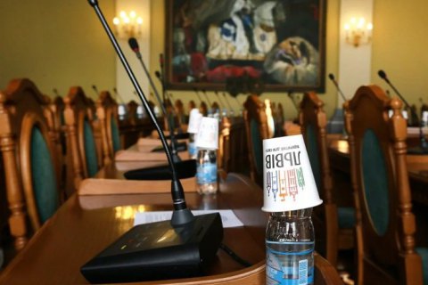 Сессию Львовского горсовета перенесли из-за стоматологов, захвативших зал