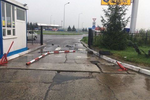 Из Польши в Украину пытался прорваться автомобиль, который снес два шлагбаума