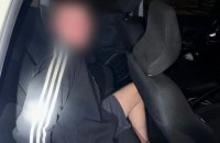 У Києві патрульні затримали чоловіка, який п'яним заліз до чужого автомобіля і сидів у ньому