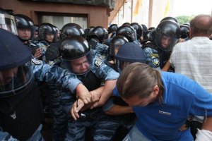 Прокуратура просить у журналістів записи протестів біля Українського дому