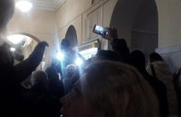Инвесторы ЖК "Жемчужина Троещины" устроили потасовку в Киевсовете (обновлено)