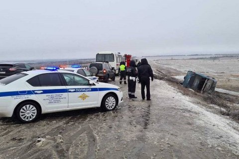 В России перевернулся автобус, который ехал в оккупированный Донецк, есть жертвы