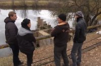 В селе под Житомиром вторые сутки ищут дайвера, которого затянуло под дамбу