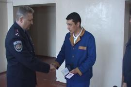 Сотрудника ГАИ наградили за Ландика