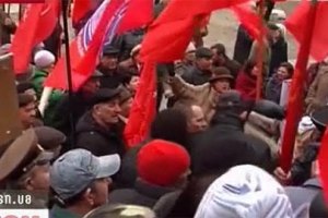 Коммунисты подрались с милицией из-за Тягнибока