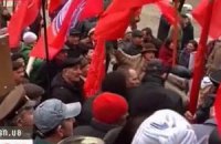 Коммунисты подрались с милицией из-за Тягнибока