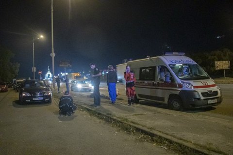 В Киеве на Окружной из машины выбросили мужчину с перерезанным горлом