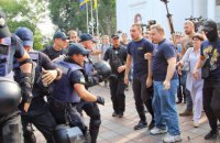 Возле мэрии Одессы проходят столкновения из-за пожара в "Виктории"