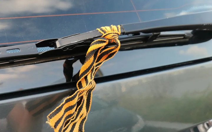 В Естонії оштрафували росіянина за носіння георгіївської стрічки