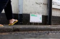 В Лондоне установили рекламу для лилипутов