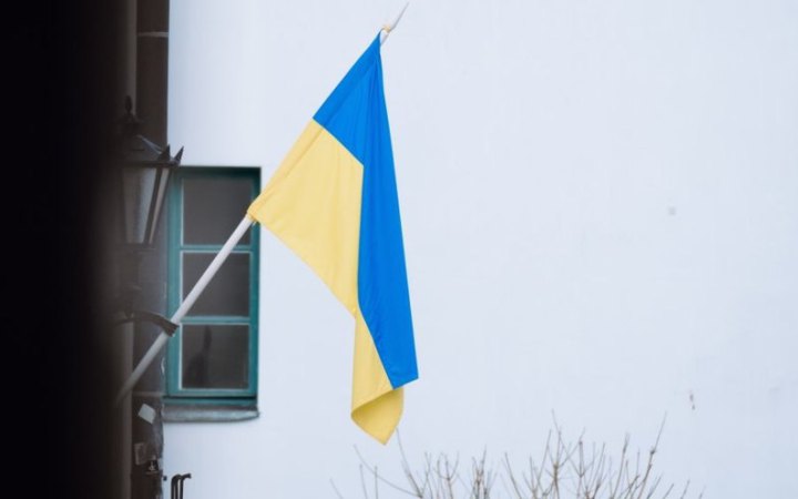 В Ризі двоє чоловіків зірвали український прапор з будівлі. Підозрюваних затримали