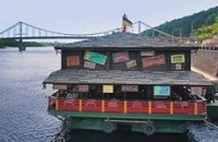 Плавучим ресторанам приказали отчалить от киевской набережной