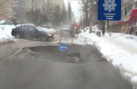 В Киеве на Петропавловской улице провалился асфальт, движение ограничено