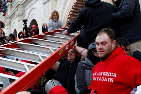 ​В США суды рассматривают дела в отношении 53 человек, участвовавших в нападении на Капитолий