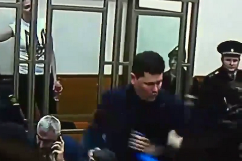Пресс-секретаря Порошенко под руки вывели из зала суда после оглашения приговора Савченко