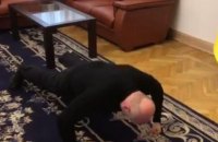 Турчинов отжался 25 раз в поддержку ветеранов АТО