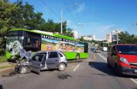 В Харькове иномарка врезалась в троллейбус