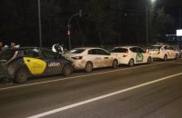 ​В Киеве водитель Audi на светофоре столкнула между собой Uklon, Uber и Bolt