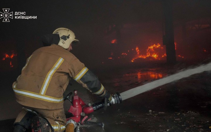У Києві уламки безпілотника впали поблизу бізнес-центру