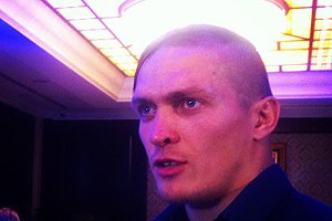 Олімпійський чемпіон Усик прийшов у прес-центр Партії регіонів