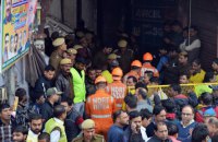 Более 40 человек погибли при пожаре на фабрике в Нью-Дели