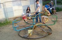 В Николаеве на детскую площадку упало дерево
