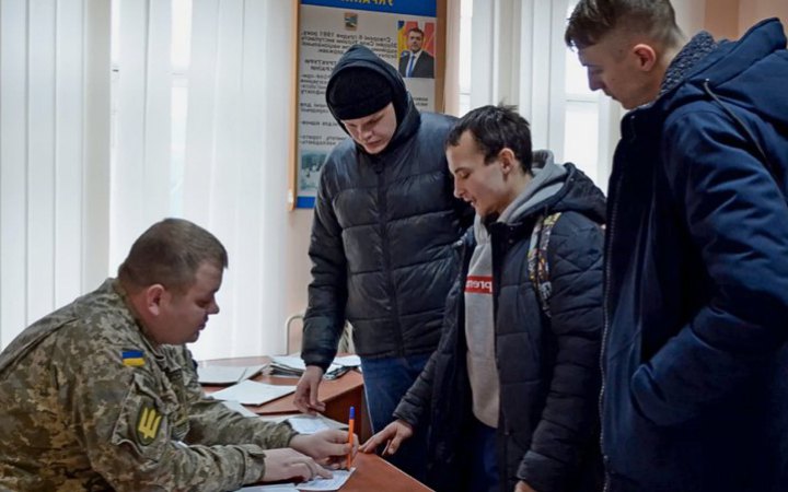 Кабмін дозволив військкоматам працювати цілодобово