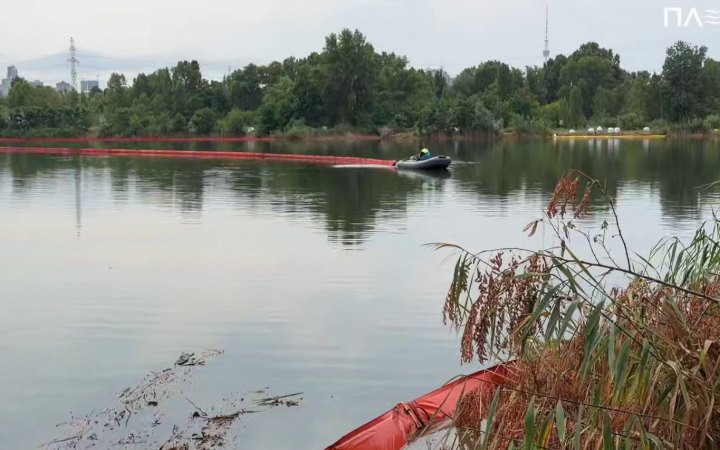 У Києві після атаки зафіксували забруднення озера Кирилівське та струмка Сирець