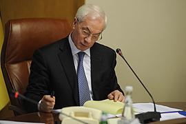 Азаров подписал меморандум о сотрудничестве с нефтетрейдерами