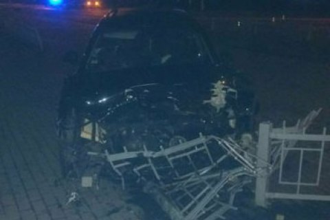 У Рівному після потрійної ДТП автомобіль врізався в зупинку, дві жінки отримали травми