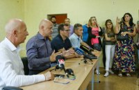Во время встречи мэра Одессы с родителями детей из лагеря "Виктория" произошла потасовка 