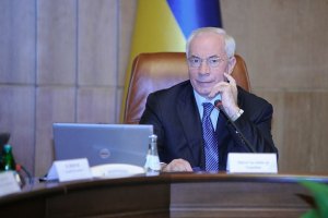 Азаров пишет посты на Facebook