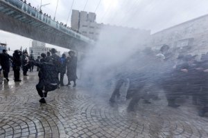 В Израиле ортодоксальные евреи атаковали автобусы из-за рекламы с девушками