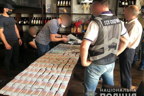 В Киеве во время получения 1 млн гривень взятки задержан организатор схемы хищения зерна из Госрезерва