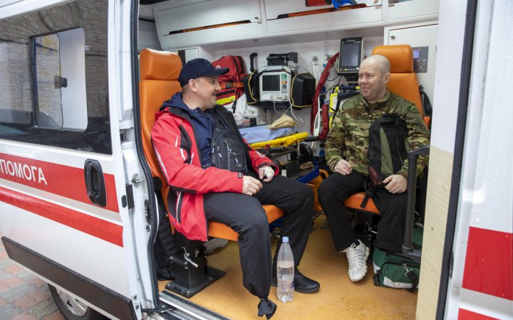 Перша група українських захисників вирушила до Берліна, де їм встановлять інноваційні протези